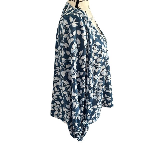 Banana Republic V-Neck Blouse Blue & White Leaves Semi Sheer 3/4 Sleeves EUC - Picture 4 of 8
